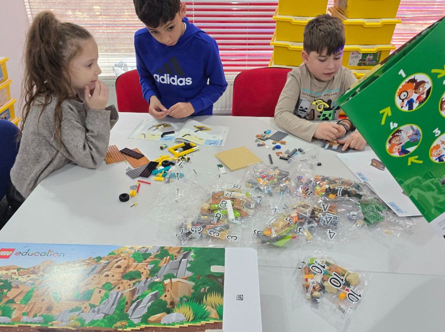 Concursuri LEGO la ARRA CLUB in Pitesti
